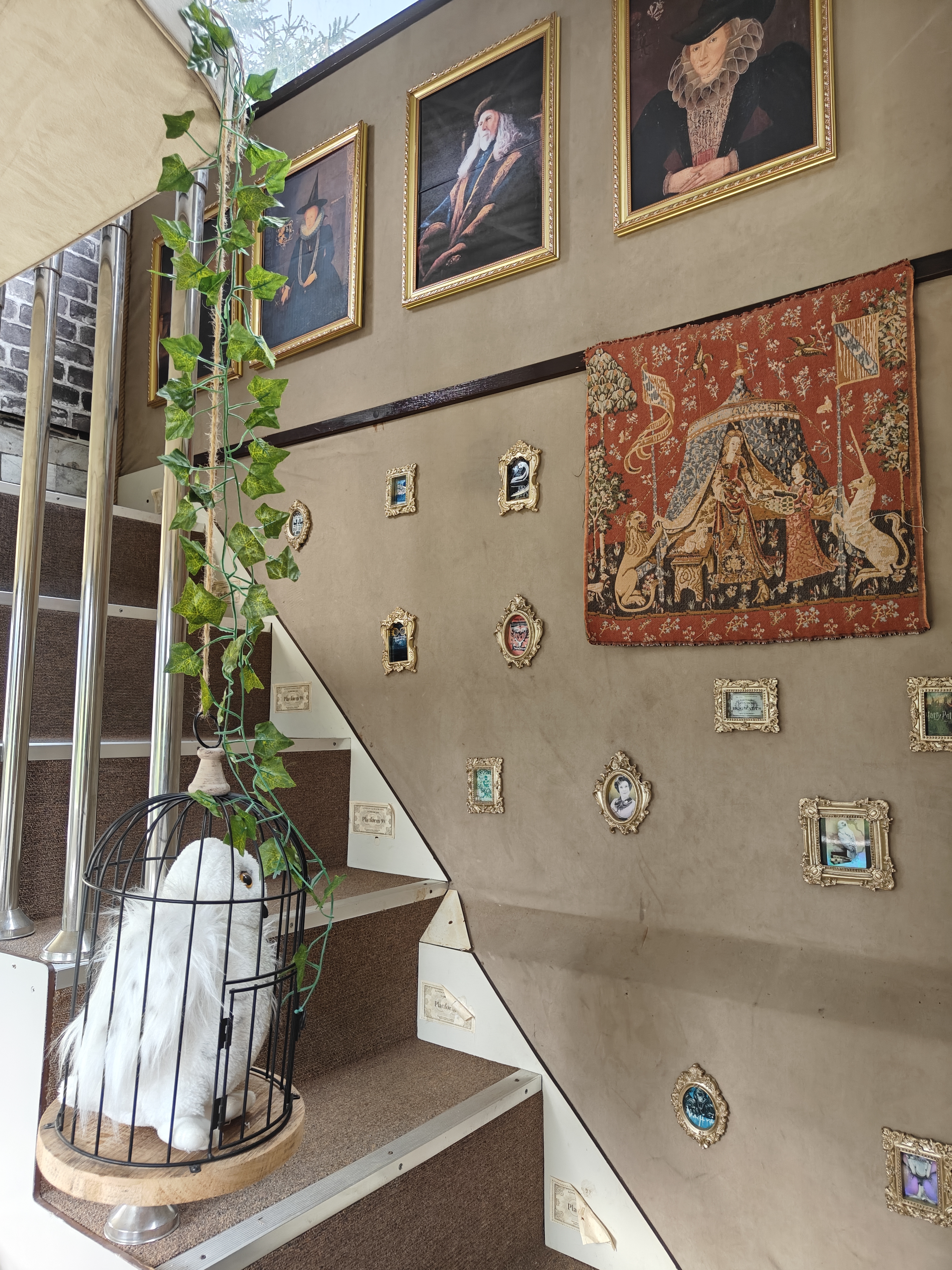 Escalier menant à l'étage supérieur du bus